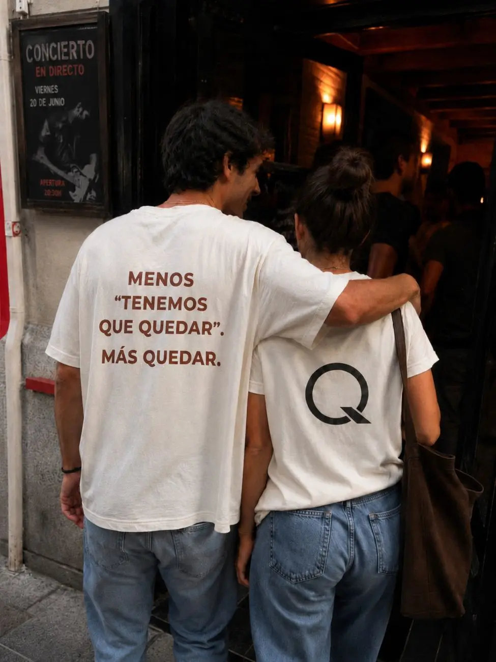 Pareja con camisetas de La Quedada entrando a un concierto
