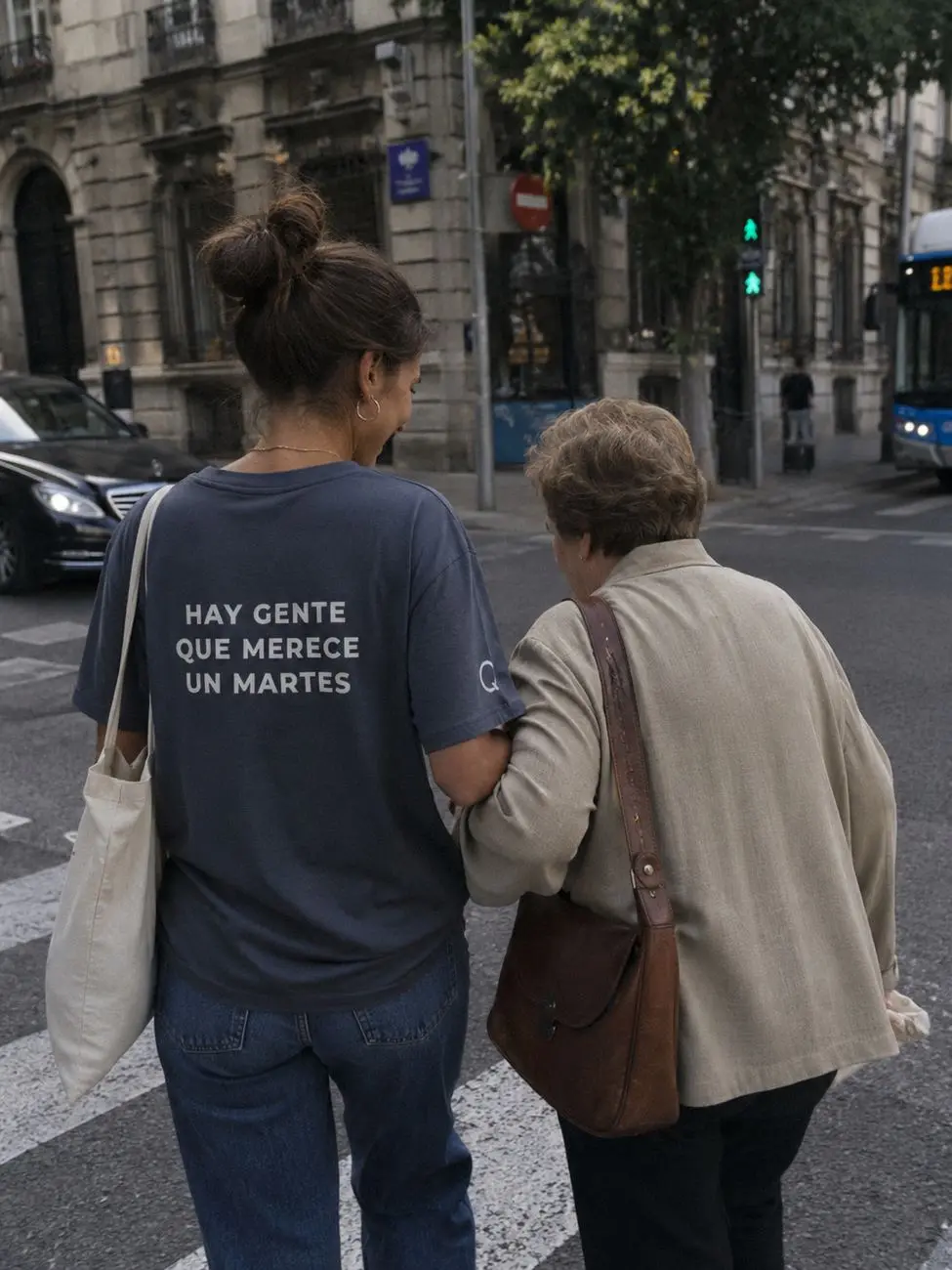 Camiseta «Hay gente que merece un martes» paseando con una abuela