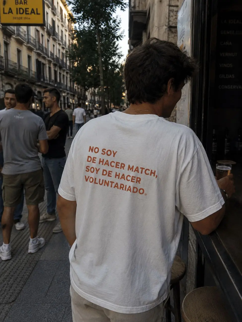 Camiseta «No soy de hacer match» en una terraza de Madrid