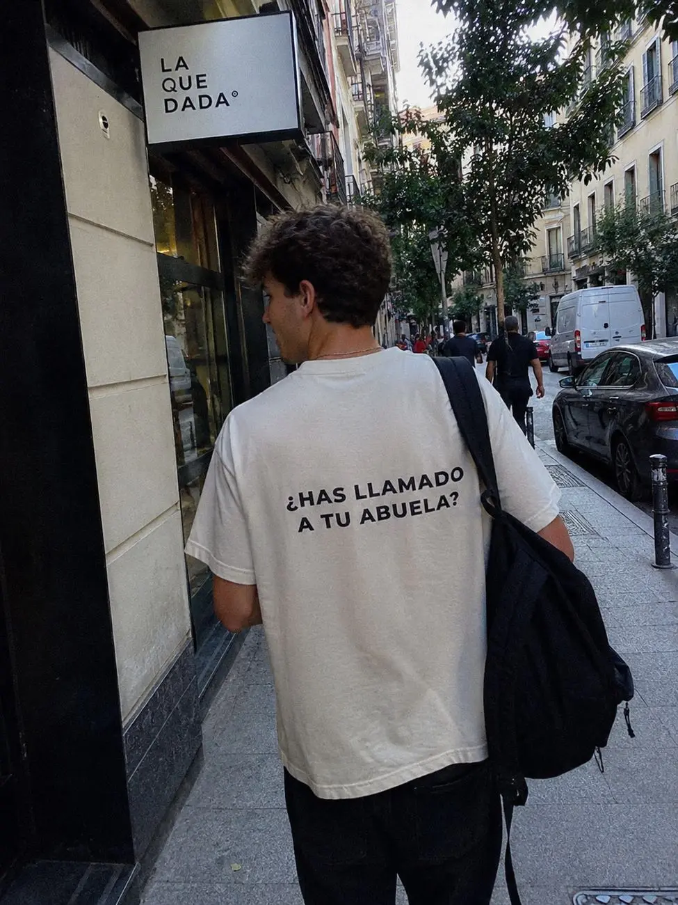 Camiseta «¿Has llamado a tu abuela?» por la calle