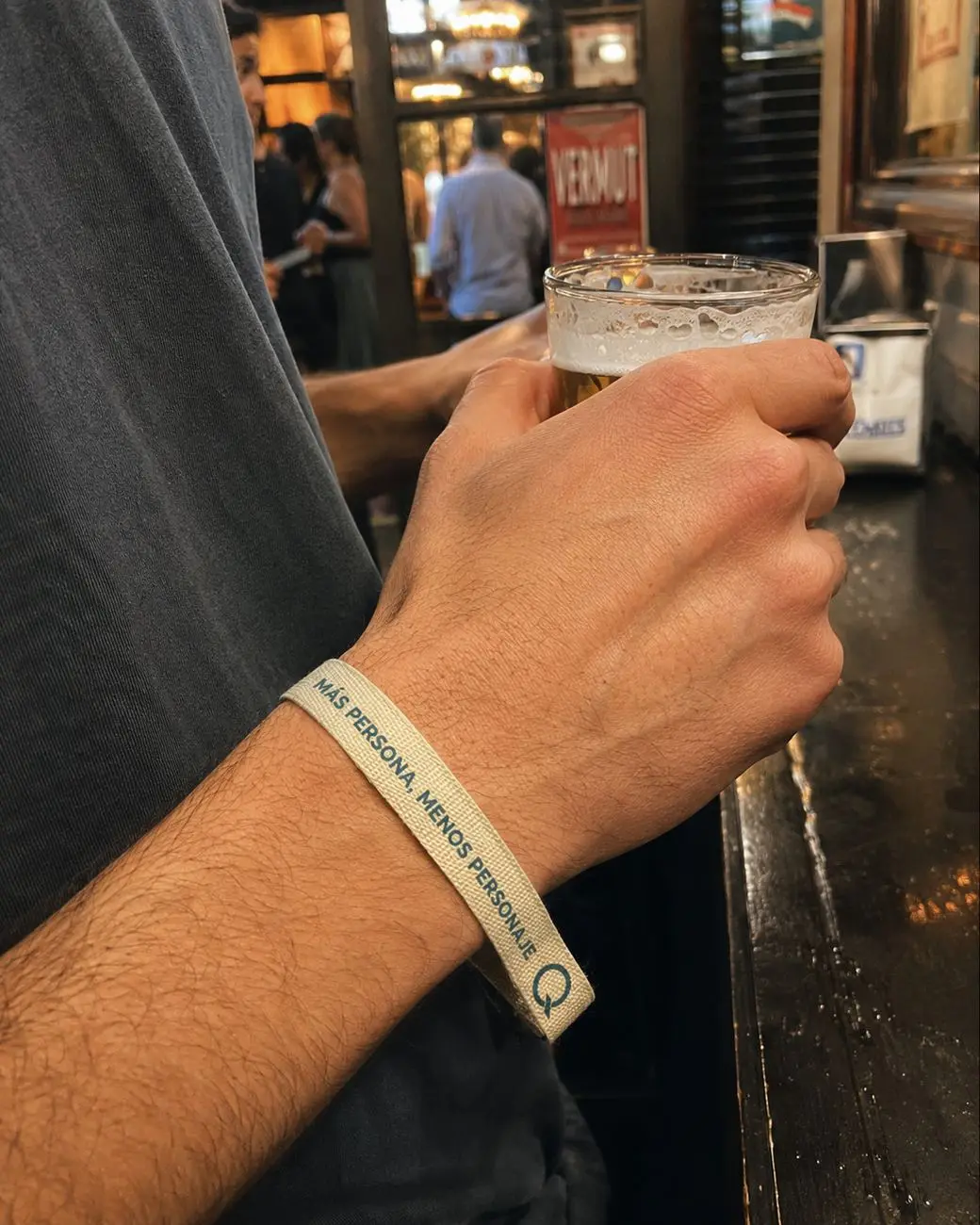 Pulsera «Más persona, menos personaje» con una caña